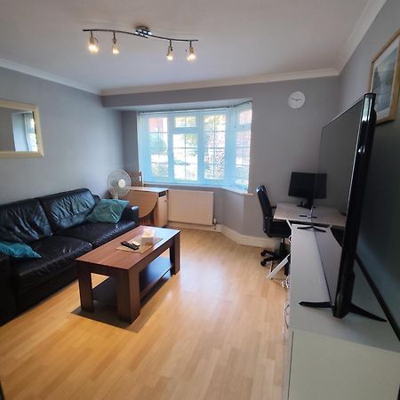 2 Bed Flat Near Station With Parking&Comgarden Lejlighed Sutton  Eksteriør billede