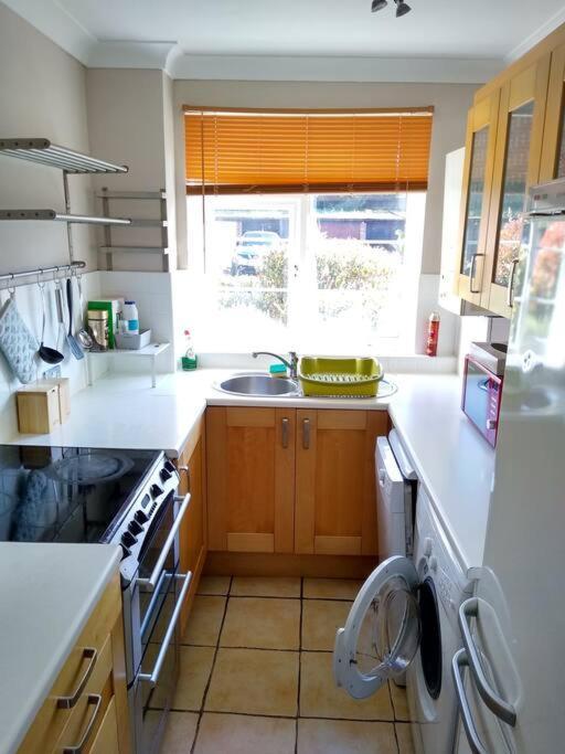 2 Bed Flat Near Station With Parking&Comgarden Lejlighed Sutton  Eksteriør billede