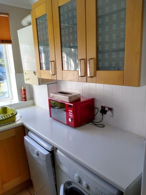 2 Bed Flat Near Station With Parking&Comgarden Lejlighed Sutton  Eksteriør billede