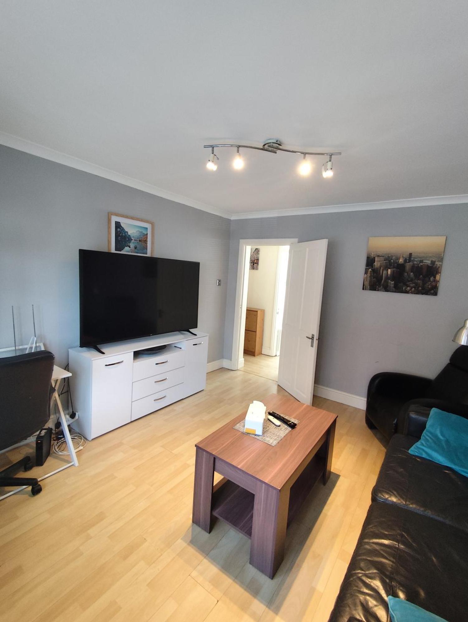 2 Bed Flat Near Station With Parking&Comgarden Lejlighed Sutton  Eksteriør billede