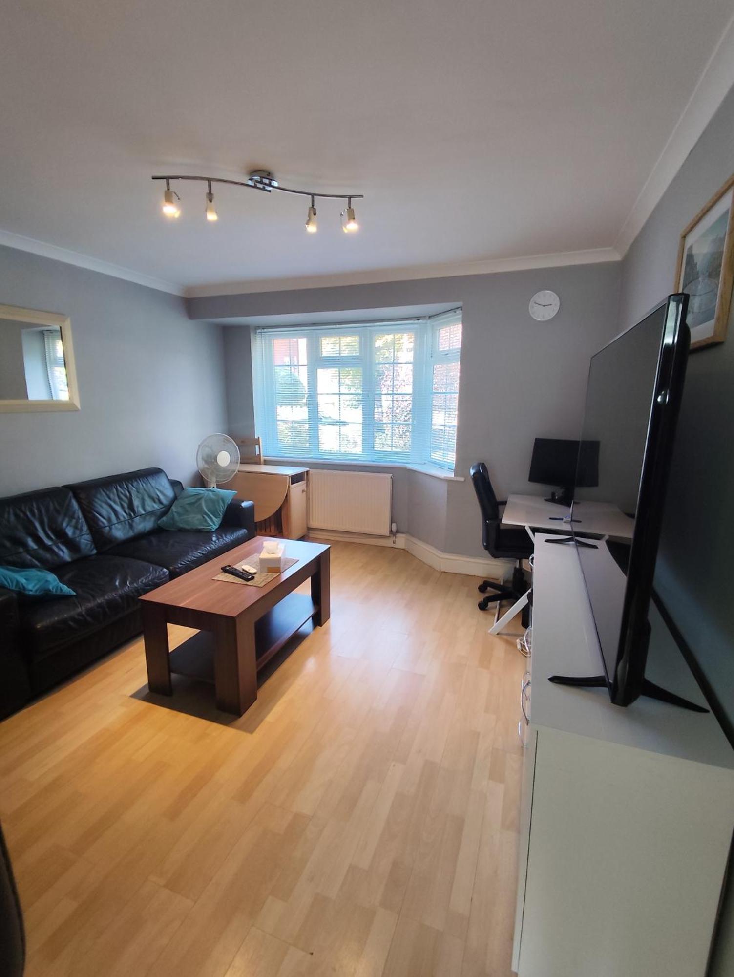 2 Bed Flat Near Station With Parking&Comgarden Lejlighed Sutton  Eksteriør billede