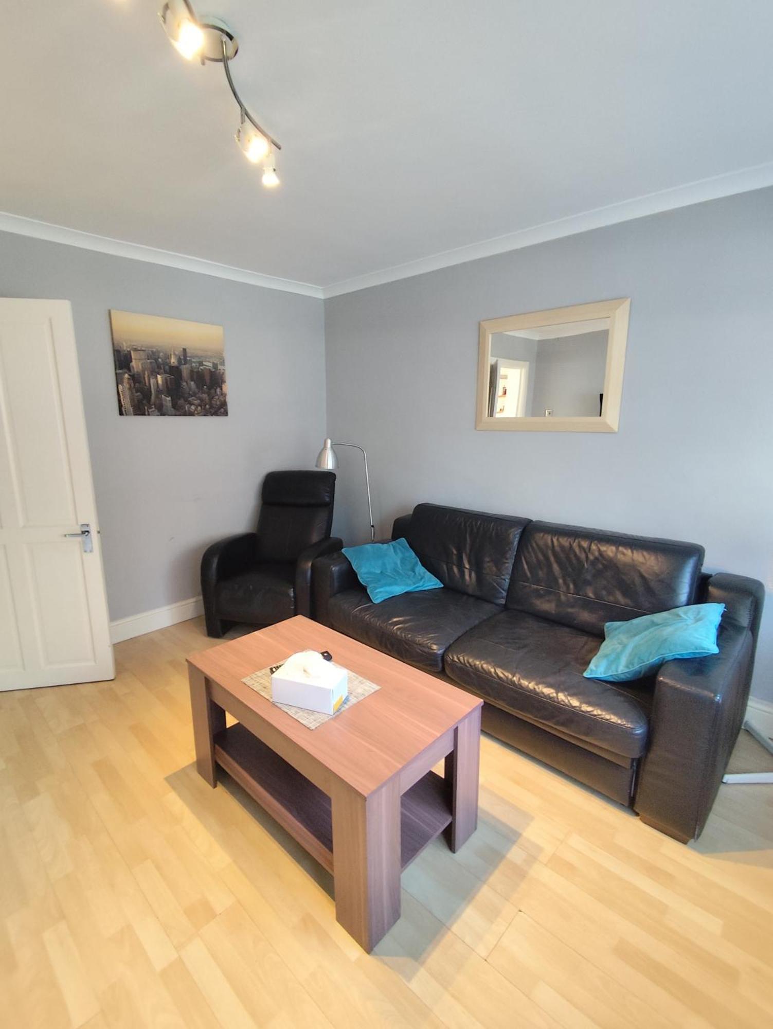 2 Bed Flat Near Station With Parking&Comgarden Lejlighed Sutton  Eksteriør billede